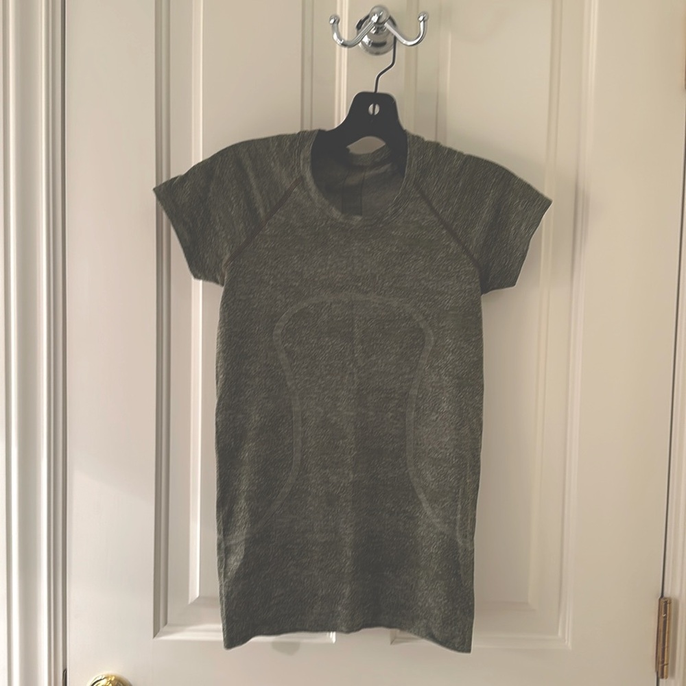 lululemon Swiftly Tech 2.0 Hip Length t-shirt Women’s size 6